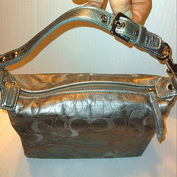 L@@K! Vintage & Rare COACH Metallic Silver Signature C embossed Demi Baguette - Picture 11 of 16